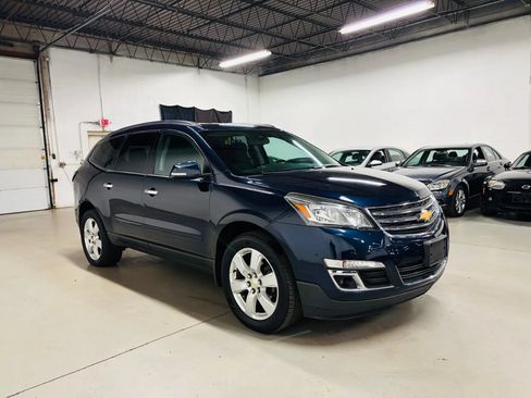 Used 2017 Chevrolet Traverse LT w/ Style and Technology Package FWD image 4