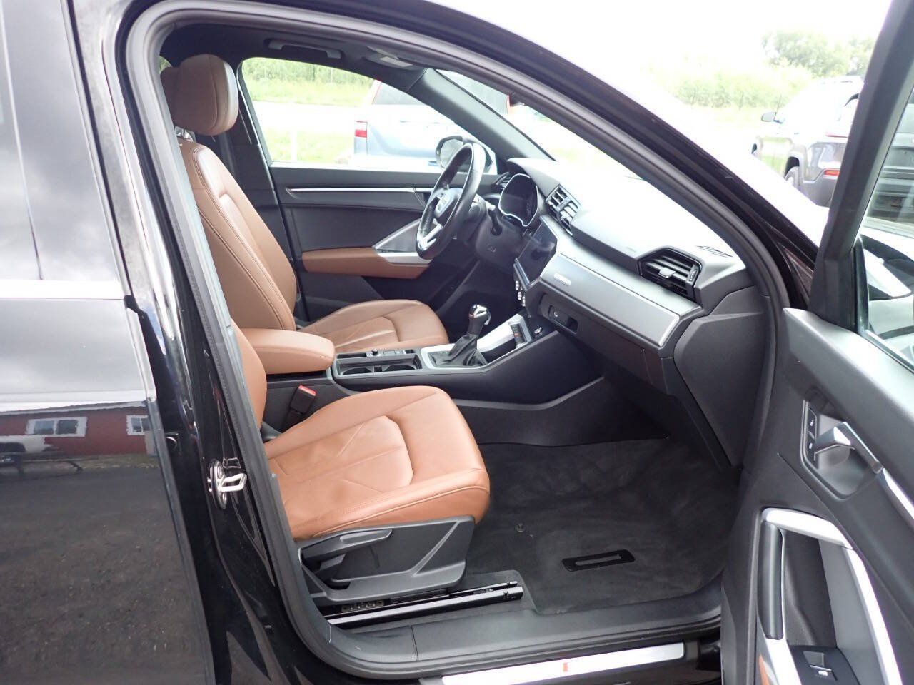 Used 2020 Audi Q3 2.0T Premium w/ Convenience Package AWD/4WD image 9
