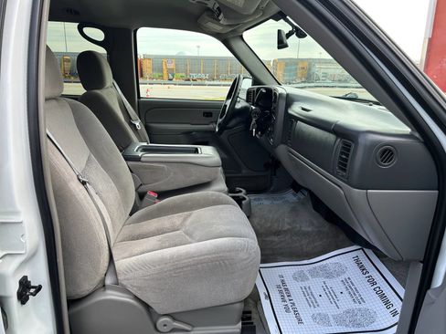Used 2004 Chevrolet Suburban LS w/ Cargo Package RWD image 26
