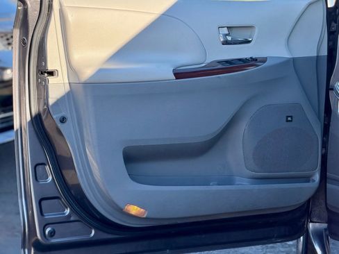 Used 2011 Toyota Sienna XLE w/ XLE Navigation Pkg image 10