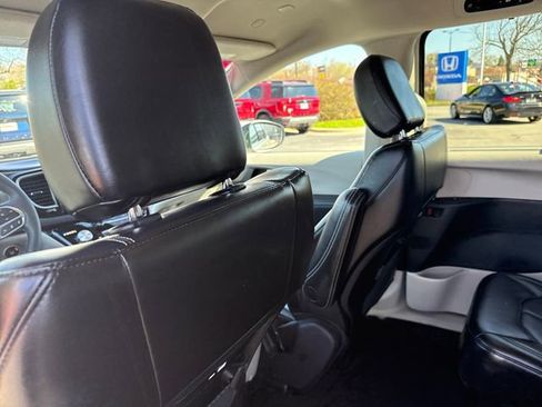 Used 2023 Chrysler Pacifica Touring-L FWD image 21