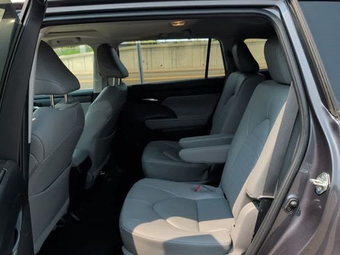 Used 2023 Toyota Highlander XLE AWD/4WD image 12