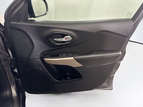 Used 2017 Jeep Cherokee Latitude image 30