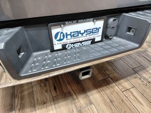 Used 2018 Nissan Titan SV image 28