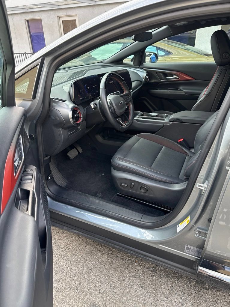 Used 2024 Chevrolet Equinox EV RS FWD image 11