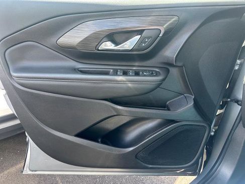 Used 2024 GMC Terrain SLE w/ Driver Convenience Package image 16