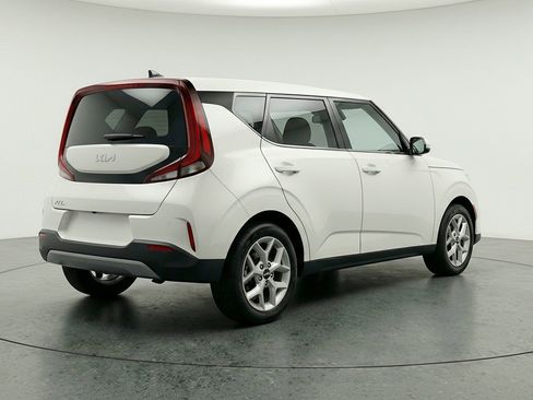 Used 2025 Kia Soul LX w/ LX Technology Package FWD image 9
