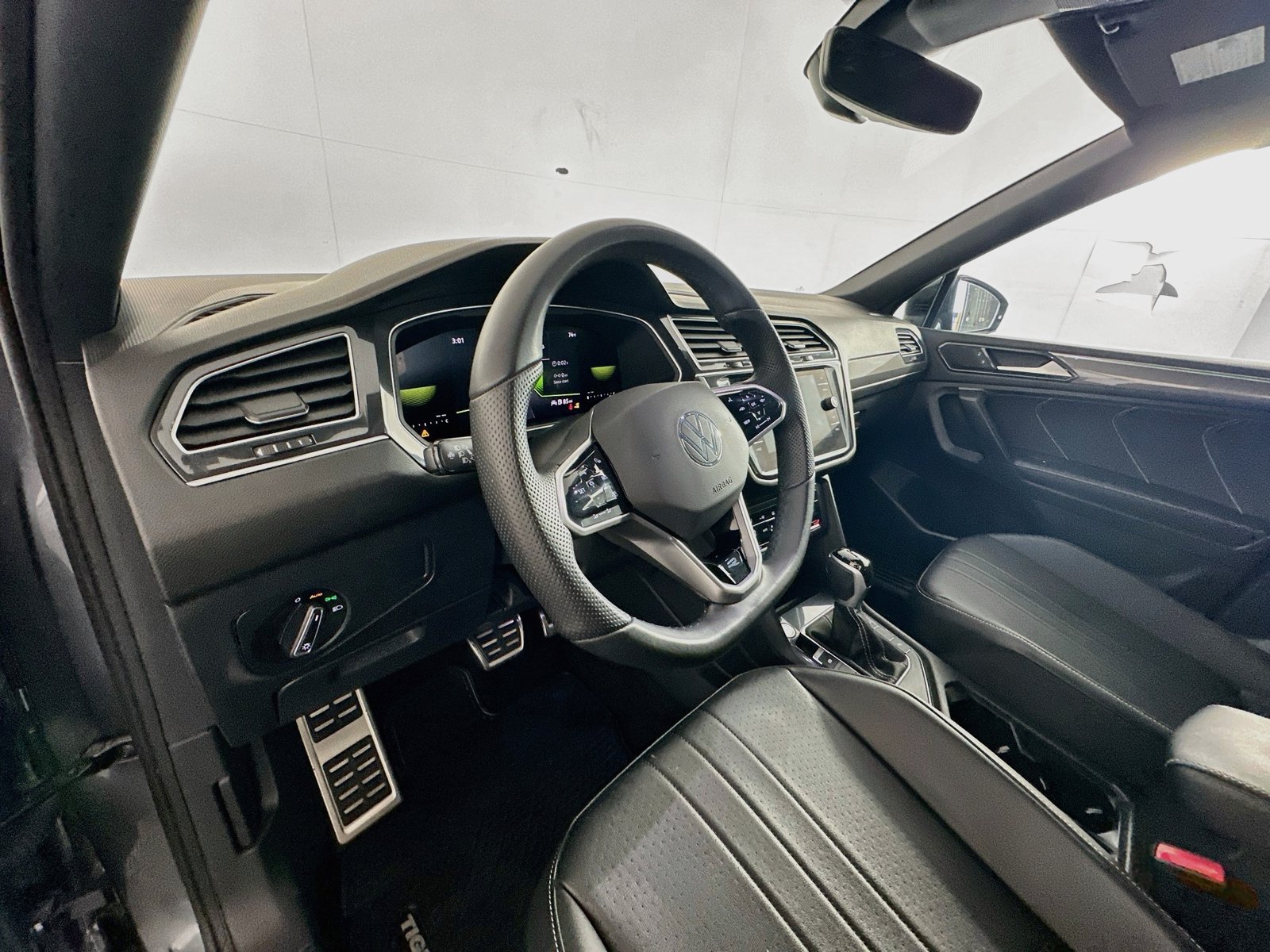 Used 2023 Volkswagen Tiguan SE R-Line FWD image 9