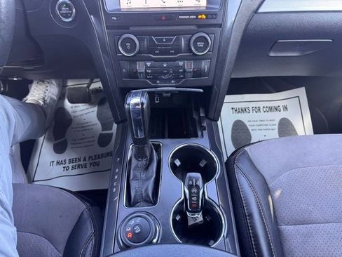 Used 2017 Ford Explorer XLT w/ Equipment Group 202A AWD/4WD image 21