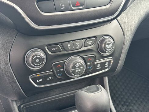 Used 2020 Jeep Cherokee Trailhawk AWD/4WD image 25