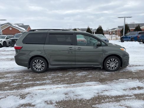 Used 2020 Toyota Sienna XLE w/ XLE Navigation Package image 6
