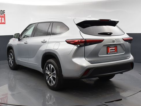 Used 2022 Toyota Highlander XLE AWD/4WD image 3