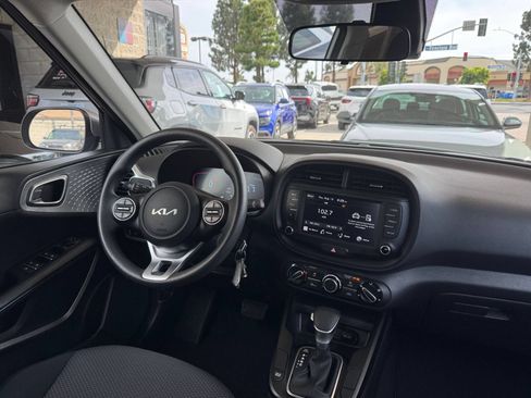 Used 2025 Kia Soul LX w/ LX Technology Package FWD image 32