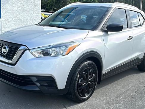 Used 2019 Nissan Kicks S FWD image 3
