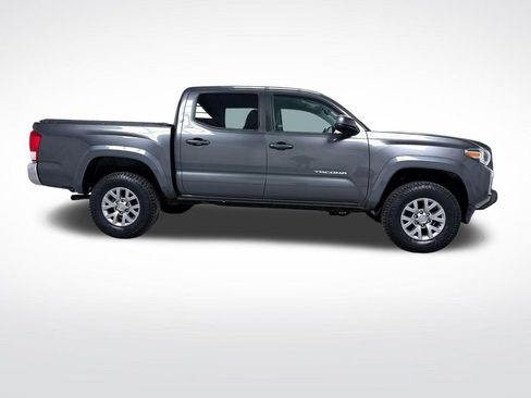 Used 2017 Toyota Tacoma SR5 w/ Tow Package image 11