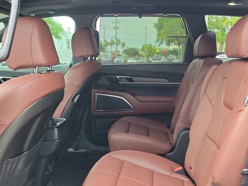 Used 2025 Kia Telluride SX w/ SX Captain's Chair Package AWD/4WD image 17