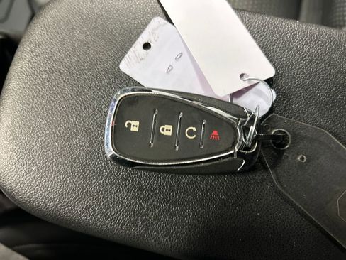 Used 2025 Chevrolet Trax LT w/ Sunroof Package image 22