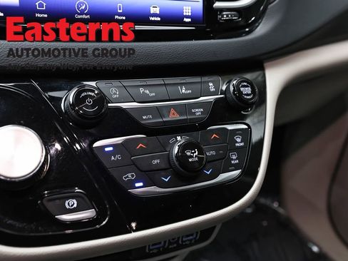 Used 2023 Chrysler Pacifica Touring-L FWD image 20
