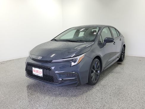 Used 2025 Toyota Corolla SE FWD image 3