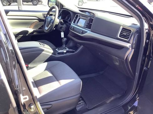 Used 2018 Toyota Highlander LE FWD image 36