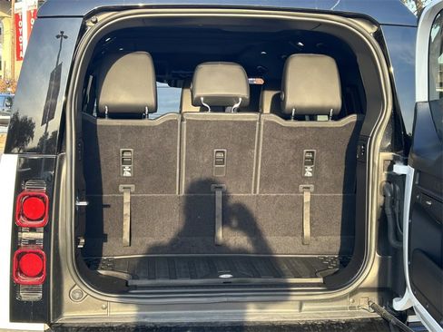 Used 2023 Land Rover Defender 130 X-Dynamic SE image 15