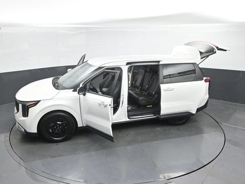 Used 2025 Kia Carnival FWD image 52