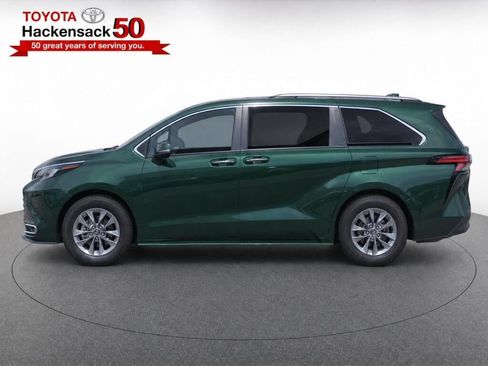 Used 2024 Toyota Sienna XLE FWD image 6