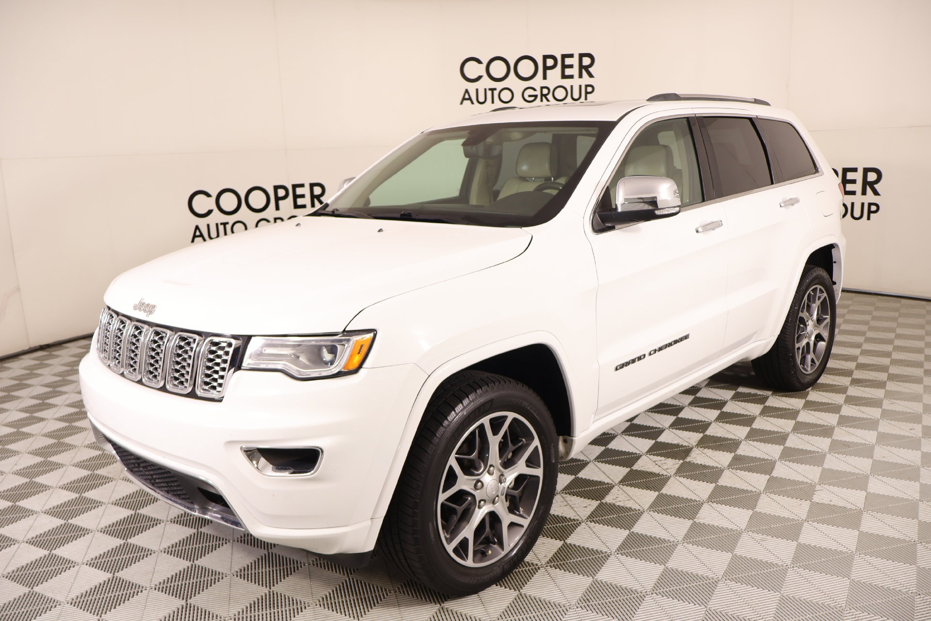 Used 2019 Jeep Grand Cherokee Overland AWD/4WD image 11