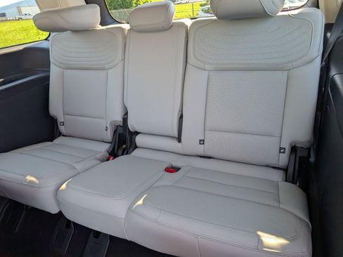 Used 2025 Ford Expedition Platinum w/ Platinum Ultimate Package AWD/4WD image 17