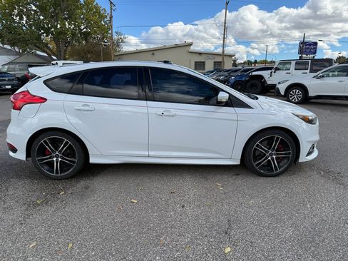 Used 2016 Ford Focus ST w/ Equipment Group 402A image 5