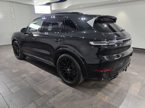 Used 2025 Porsche Cayenne GTS AWD/4WD image 4