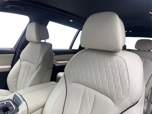 Used 2022 BMW X7 xDrive40i w/ M Sport Package image 28