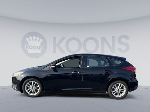 Used 2017 Ford Focus SE FWD image 2