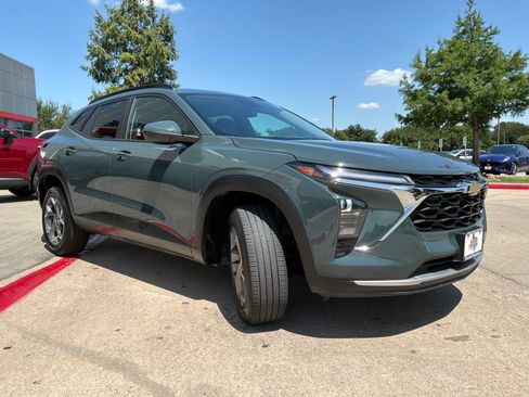 Used 2025 Chevrolet Trax LT FWD image 4