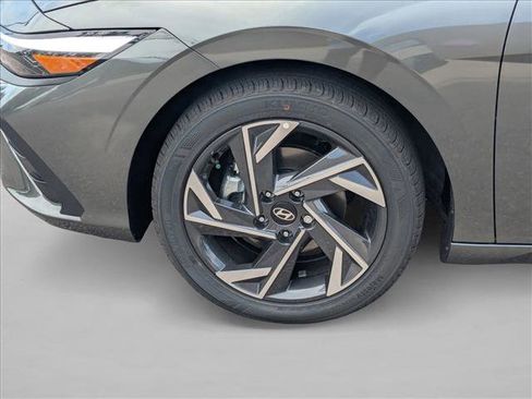 Used 2025 Hyundai Elantra Sport image 9