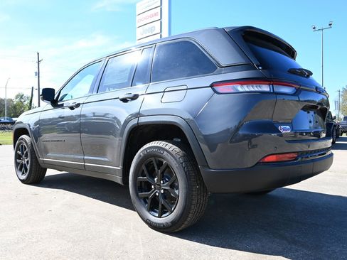 New 2025 Jeep Grand Cherokee Altitude image 2
