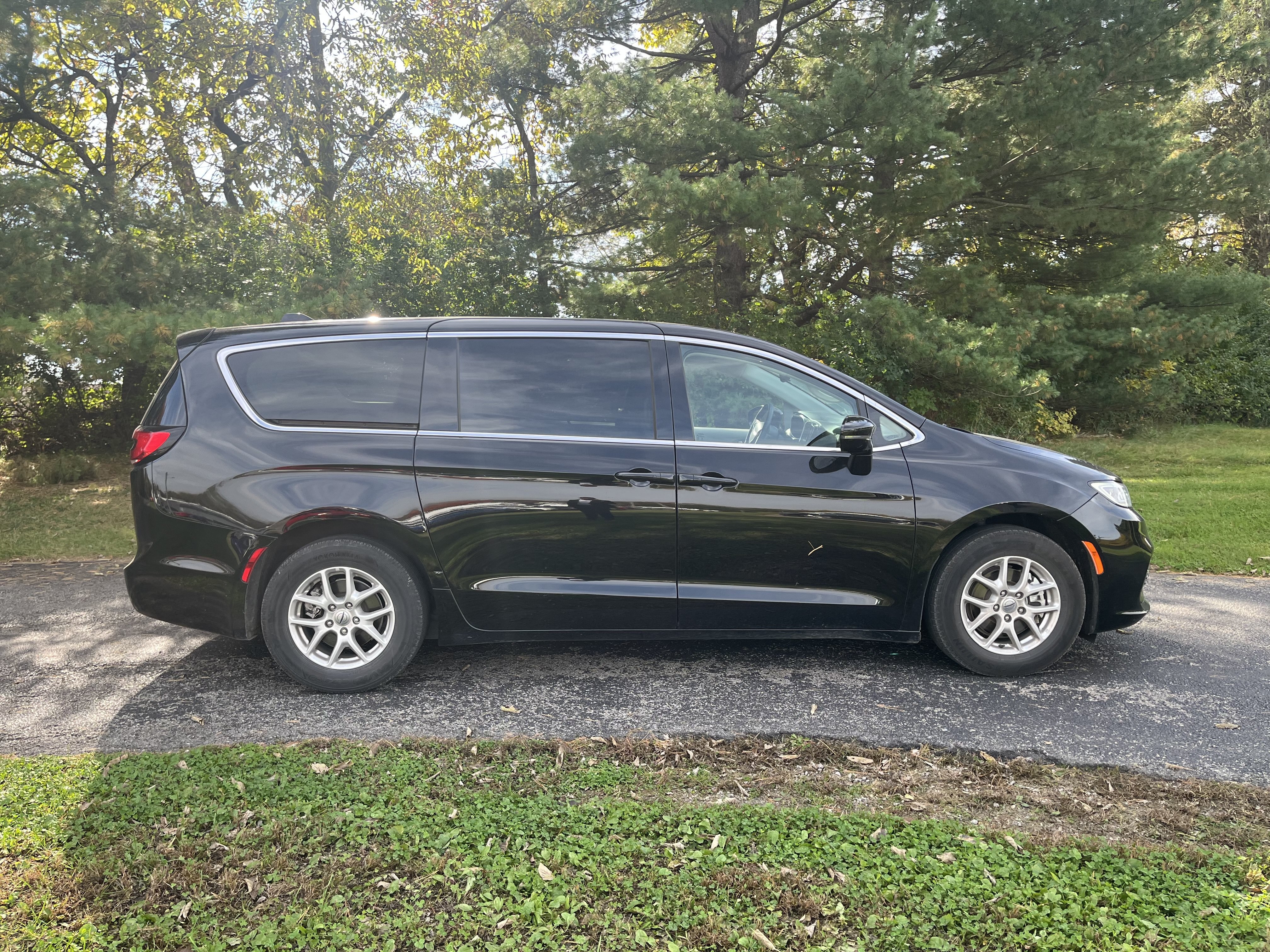 Used 2024 Chrysler Pacifica Touring-L FWD image 2