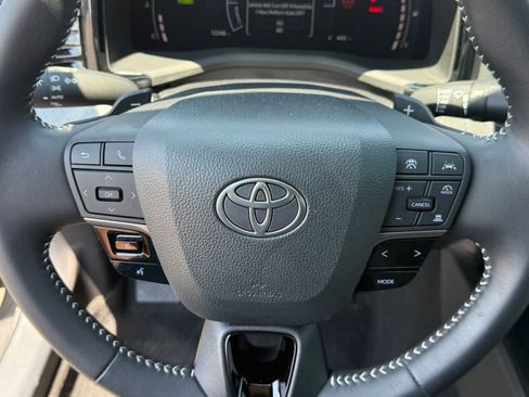 Used 2025 Toyota Camry SE FWD image 19