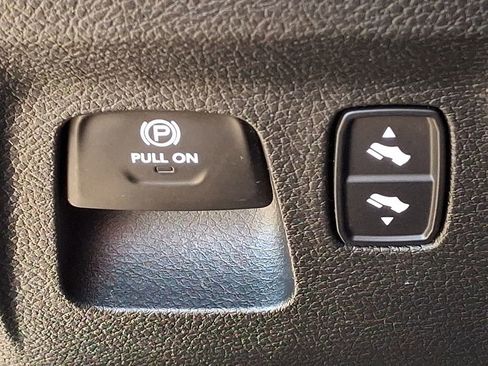 Used 2023 RAM 1500 Laramie AWD/4WD image 24