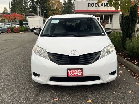 Used 2017 Toyota Sienna L image 5