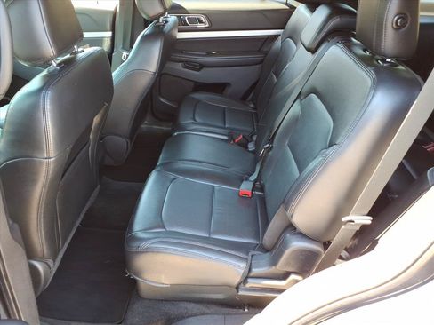 Used 2017 Ford Explorer XLT w/ Equipment Group 202A AWD/4WD image 6
