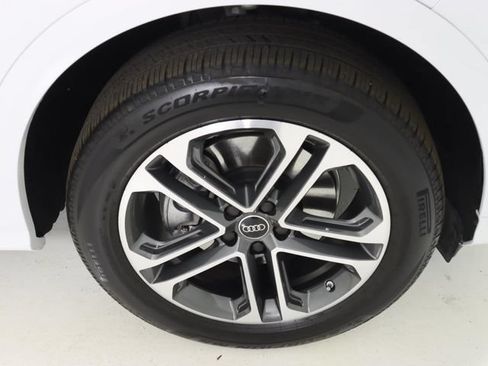 Certified 2025 Audi Q5 Premium Plus w/ Premium Plus AWD/4WD image 9