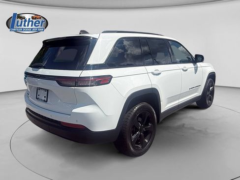 Used 2023 Jeep Grand Cherokee Altitude AWD/4WD image 5