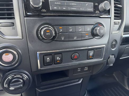 Used 2022 Nissan Titan SV AWD/4WD image 18
