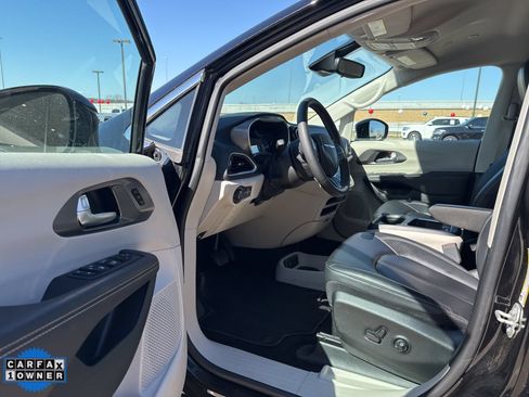 Used 2024 Chrysler Pacifica Touring-L FWD image 11