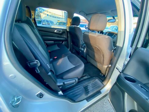 Used 2018 Nissan Pathfinder SV image 10