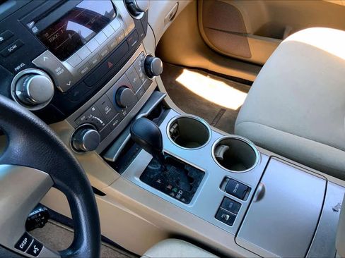 Used 2011 Toyota Highlander 4WD w/ Tech Pkg image 16