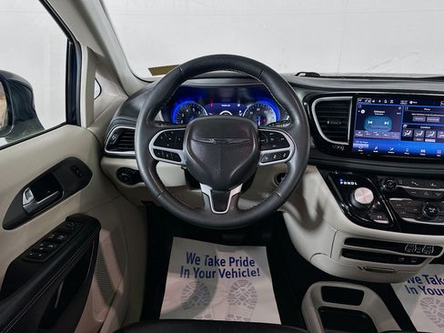 Used 2022 Chrysler Pacifica Touring-L AWD/4WD image 20