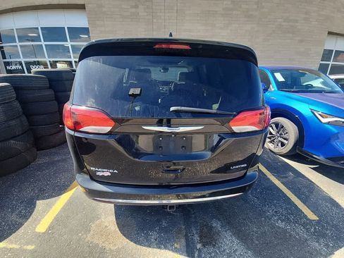 Used 2018 Chrysler Pacifica Limited w/ Tire & Wheel Group FWD image 6