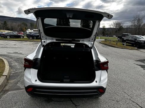 Used 2024 Chevrolet Trax RS w/ Driver Confidence Package image 11